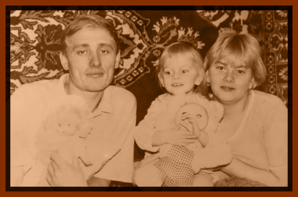 Петр с супругой и старшей дочерью Дарьей (еще маленькая)